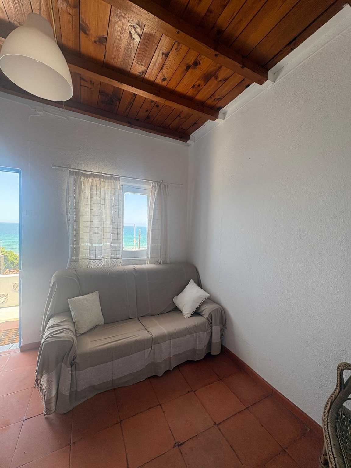 Sala da casa com vista para o mar